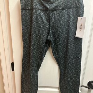 Rebook woman Gray Leggings size XL/ NWT 745